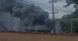 Incêndio gravíssimo em fábrica de óleo no Rio de Janeiro