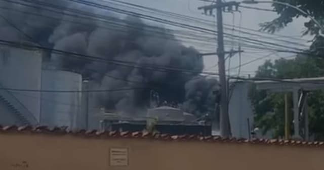 Incêndio gravíssimo em fábrica de óleo no Rio de Janeiro