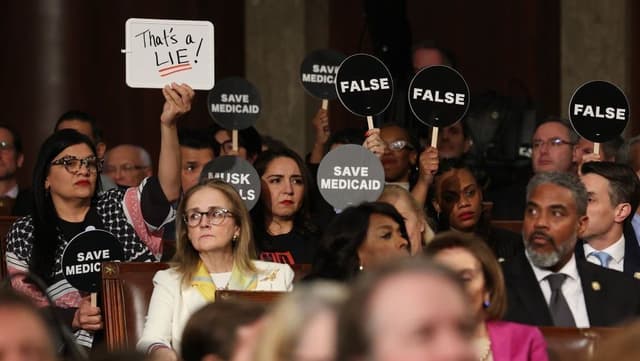 Democratas protestam durante discurso de Trump no Congresso