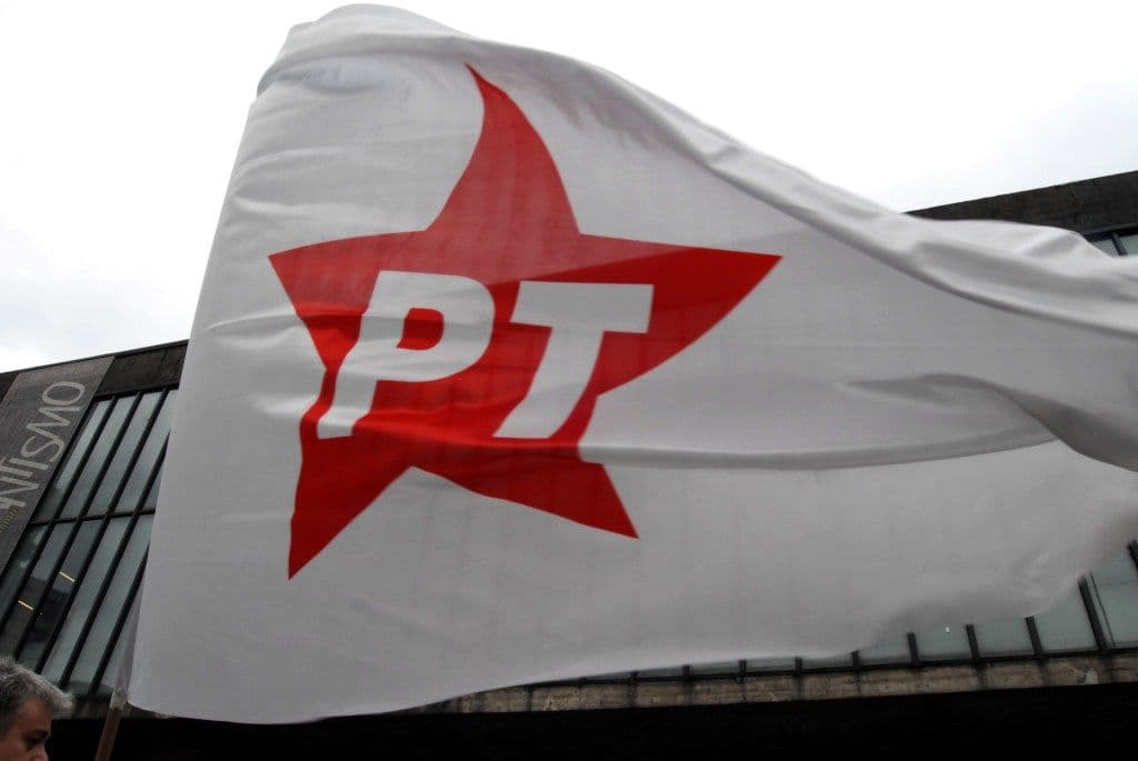 PT Permite Reeleição Ilimitada para Parlamentares em 2026