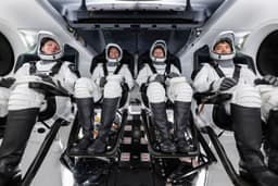 Cápsula da SpaceX chega para resgatar astronautas na ISS