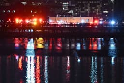 Mergulhadores lutam contra lama em busca de vítimas de acidente aéreo