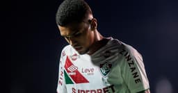 Riquelme Sofre Entorse no Joelho em Treino do Fluminense