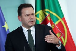 Voto de desconfiança em governo português avança