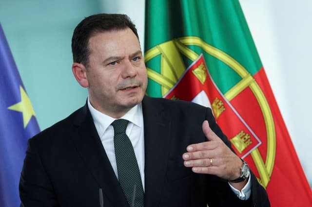 Voto de desconfiança em governo português avança