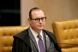 Ministros do STF analisam denúncia de golpe contra Bolsonaro