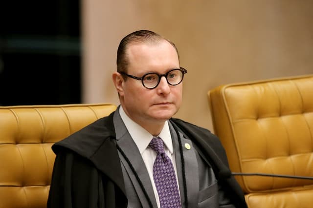 Ministros do STF analisam denúncia de golpe contra Bolsonaro