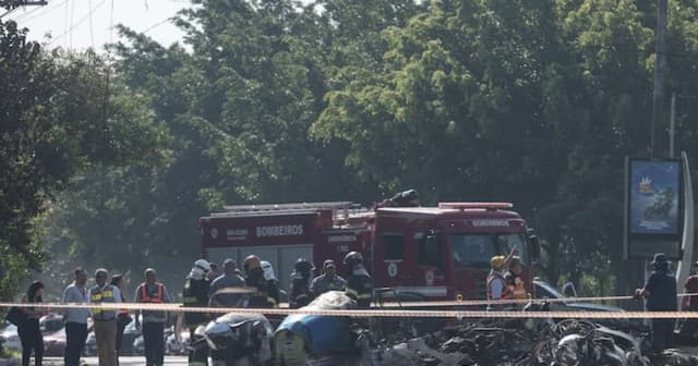Avião cai em São Paulo e causa explosão em ônibus
