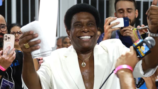 Neguinho da Beija-Flor emociona no ensaio da Sapucaí