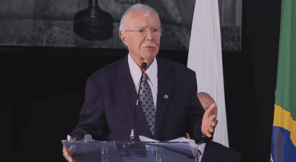 Sarney destaca lealdade das Forças Armadas às instituições