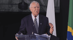 Sarney destaca lealdade das Forças Armadas às instituições