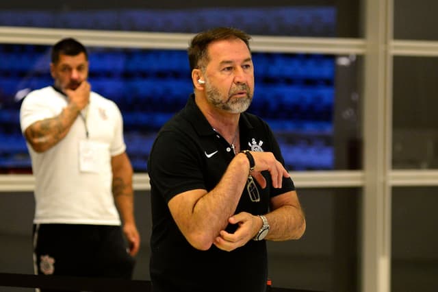 Presidente do Corinthians critica arbitragem e cera do Barcelona