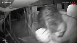 Bala perdida atinge van durante tiroteio no Rio