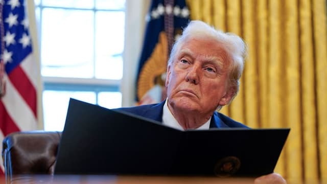 Trump assina ordem para promover canudos de plástico